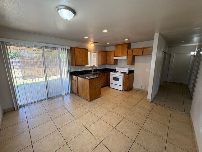 Building Photo - Cozy Home On Spacious Lot In Tulare Available Now!