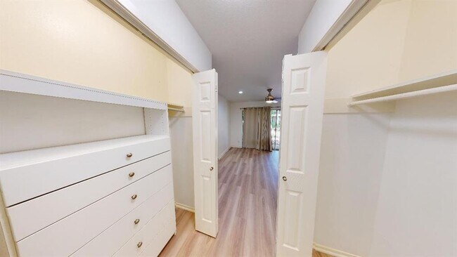 Building Photo - 500 E Riverside Dr