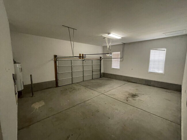 Building Photo - Outstanding Five Bedroom Three Full Bathro...