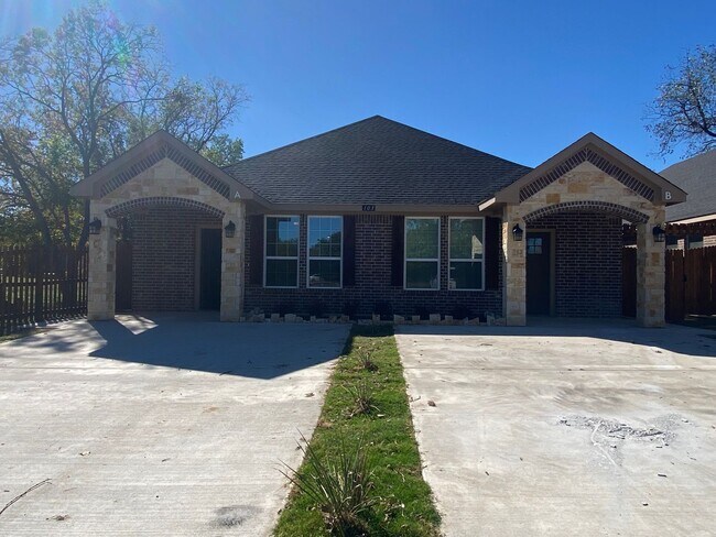 Primary Photo - 105 Sabine Ave. #B