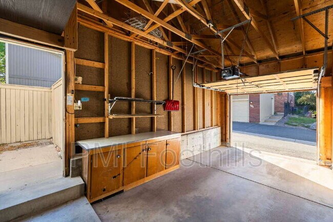 Building Photo - 206 S Holman Way