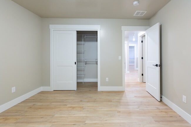 Building Photo - 5377 Remington Dr