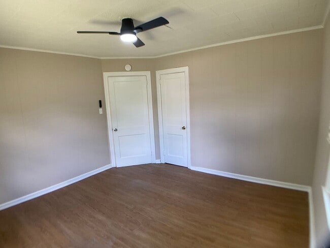 Building Photo - Adorable Bungalow Ready for New Residents!