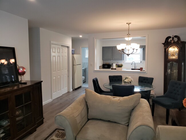 Bright and clean open layout - 375 Hope St