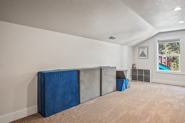 Building Photo - 1013 Yew Wood St