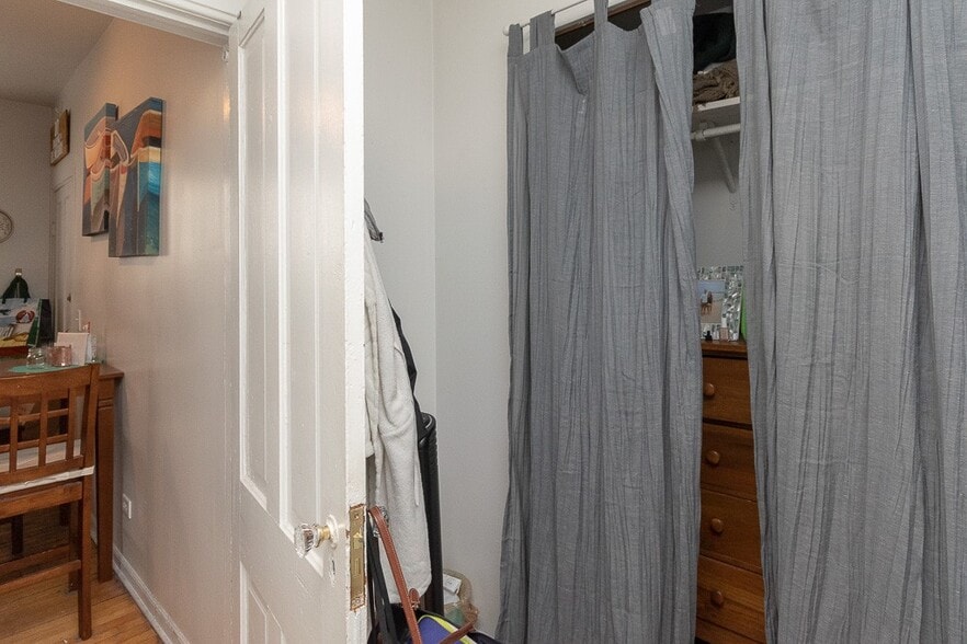 Building Photo - 2616 N Marshfield Ave