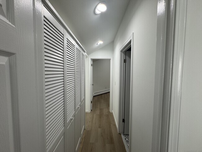 Building Photo - 4 Earls Ct