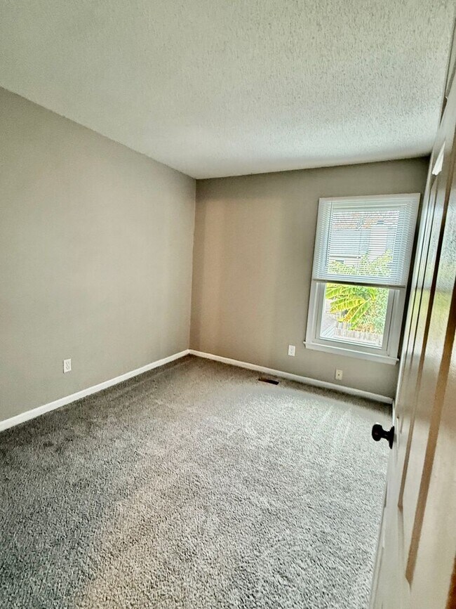 Building Photo - 3BD/2.5BA Brick Townhouse in Washington Commons off of Great Neck! Renovated throughout!