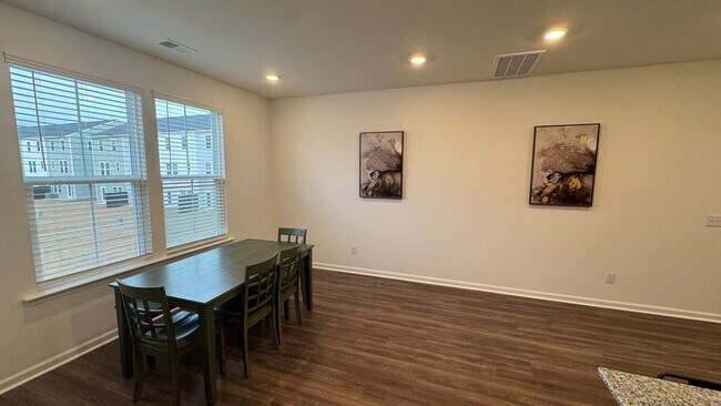 Building Photo - 134 Roxanne Dr