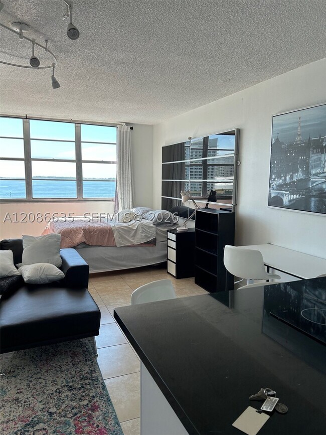 Building Photo - 905 Brickell Bay Dr