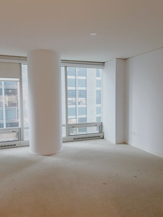 Building Photo - 1244 Square foot, luxury condo in Lakeshor...