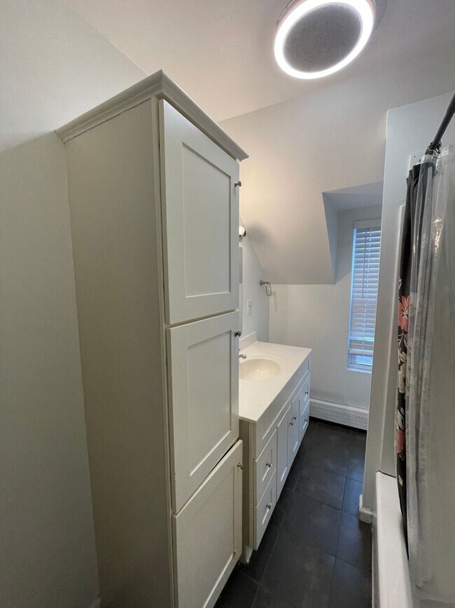 Building Photo - Bright, Spacious Single Family in Central Lowell, 4/5 Bedrooms, Off-street parking