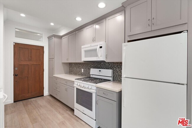 Building Photo - 2002 Kelton Ave