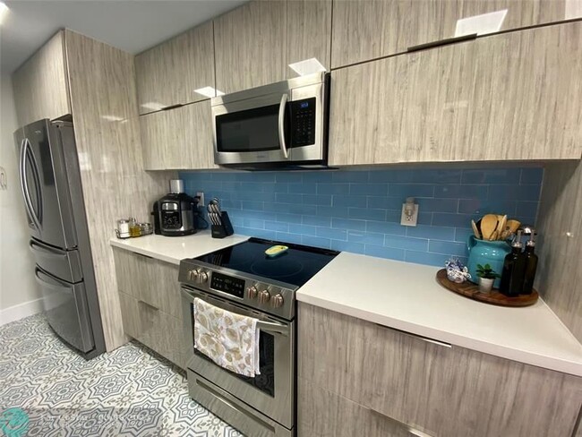 Building Photo - 10044 S Ocean Dr