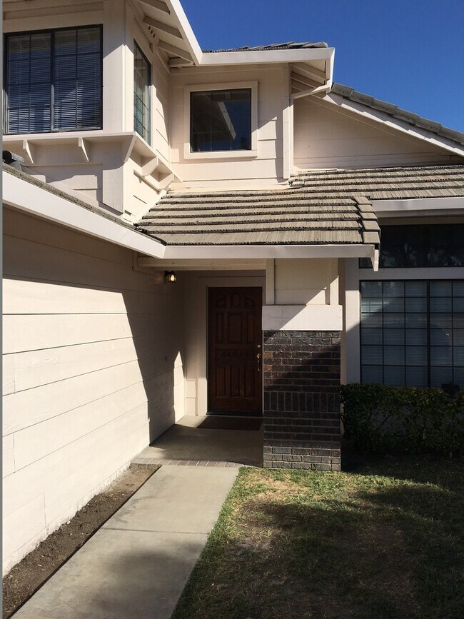 Building Photo - Large two story near the mall!