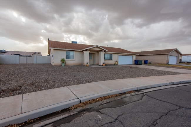 Building Photo - 2866 S 30th Dr