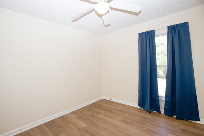 Building Photo - 330 Conifer Dr