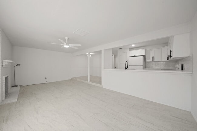 Building Photo - 11650 Village Pl Dr