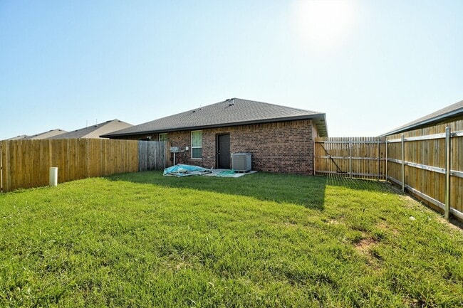 Building Photo - Charming Duplex in El Reno!