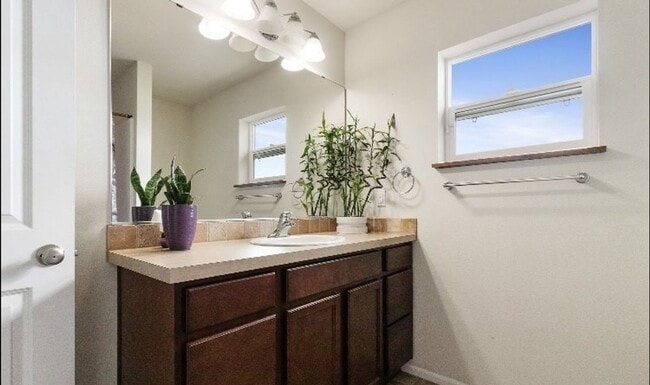 Building Photo - Large 4 bedroom home-Pet friendly!