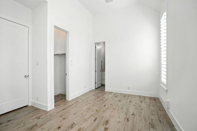 Building Photo - 220 Corazon