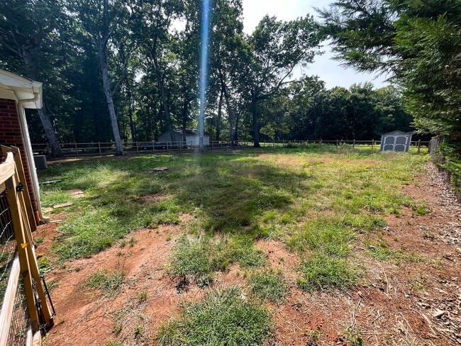Building Photo - Gorgeous 3 bedroom, 2 bathroom brick home ...