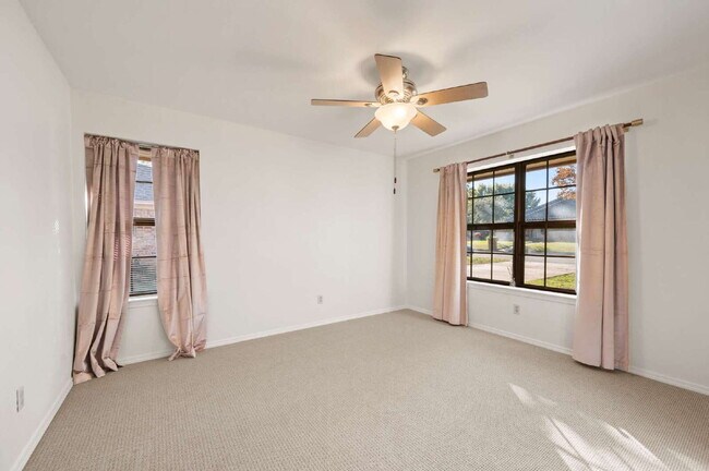 Building Photo - "Charming 3-Bed Oasis with Fireplace in the Heart of Grapevine – 2,238 Sq Ft of Comfort!"