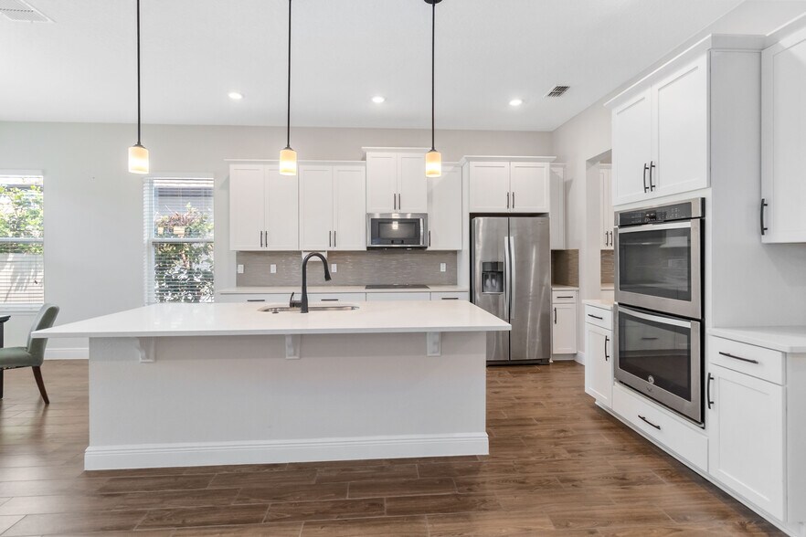 double oven. All electric. - 16753 Gullfloss Ter