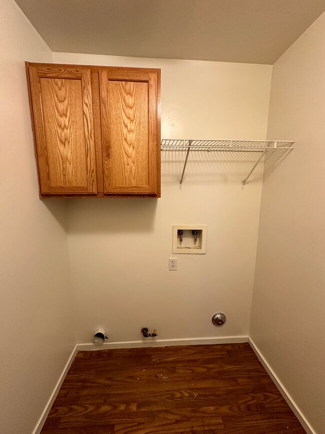 Building Photo - 3 Bed, 2 Bath Home with Spacious Backyard!