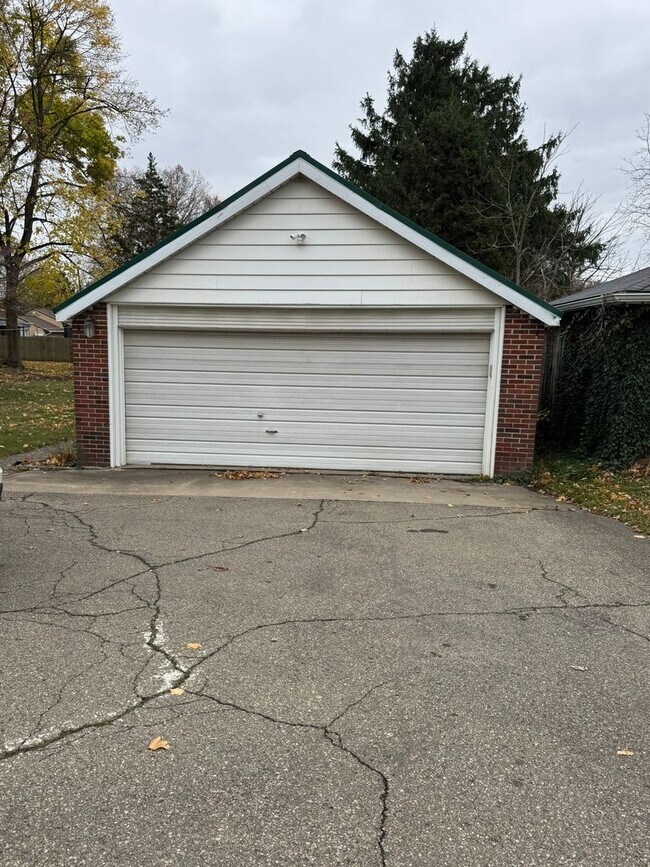 Building Photo - 3921 W Ridge