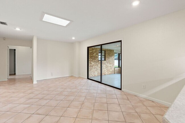 Building Photo - Spacious 4 Bedroom Ormond Beach Home with ...