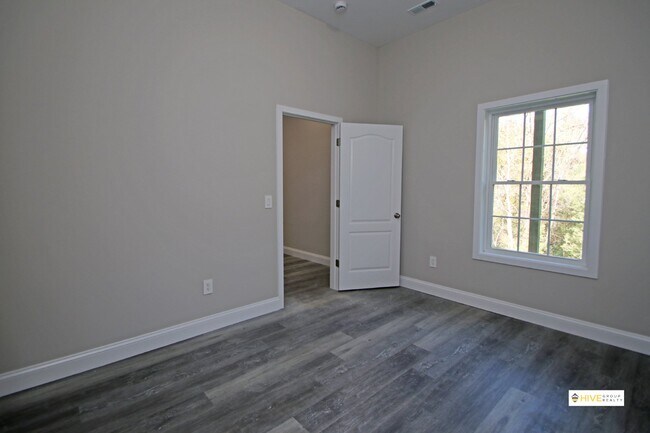 Building Photo - Upscale rental in Harrisonburg!