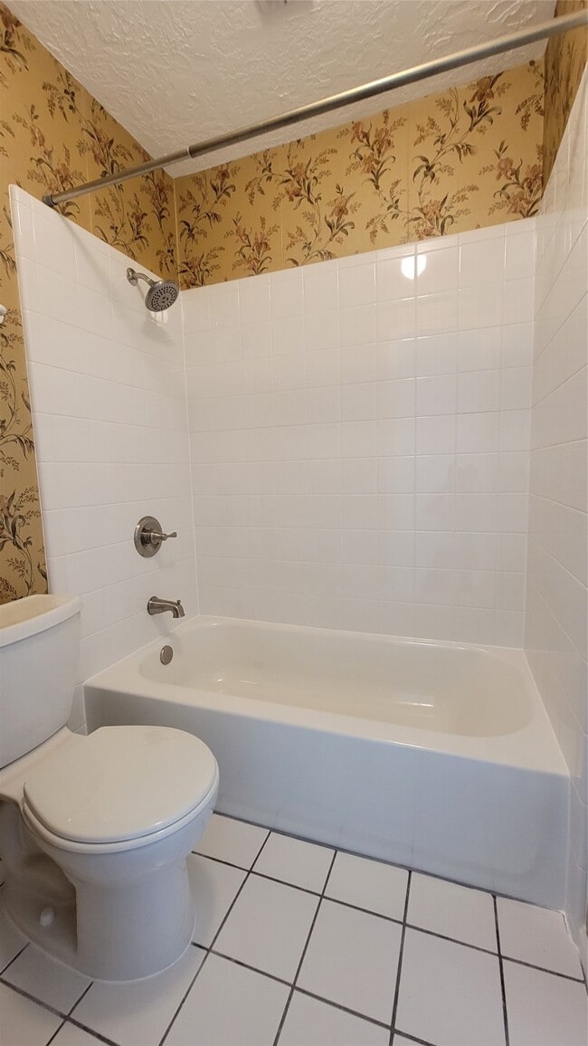 Building Photo - 800 Country Pl Dr