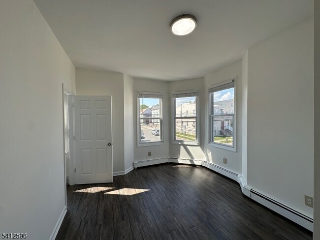 Building Photo - 145 Smith St