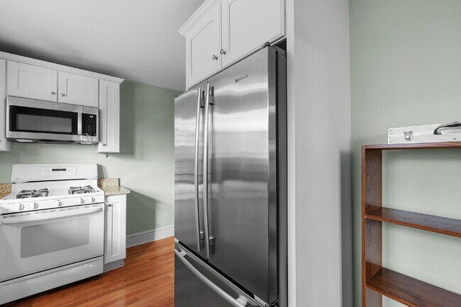 Building Photo - "Charming Brentwood house 2 bedrooms 1 Bathoom, Prime Location!"