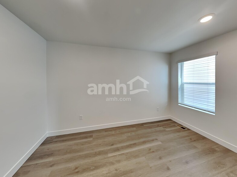 Building Photo - 37757 Dusty Saddle Ln