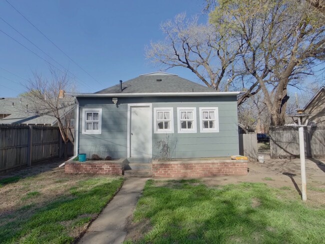 Building Photo - 402 N Kansas Ave