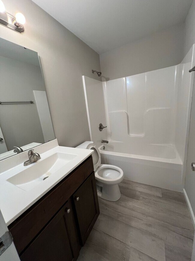 Building Photo - Newer single family house