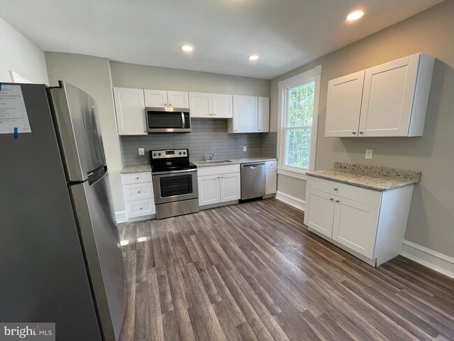 Building Photo - 10 Clifton Ave