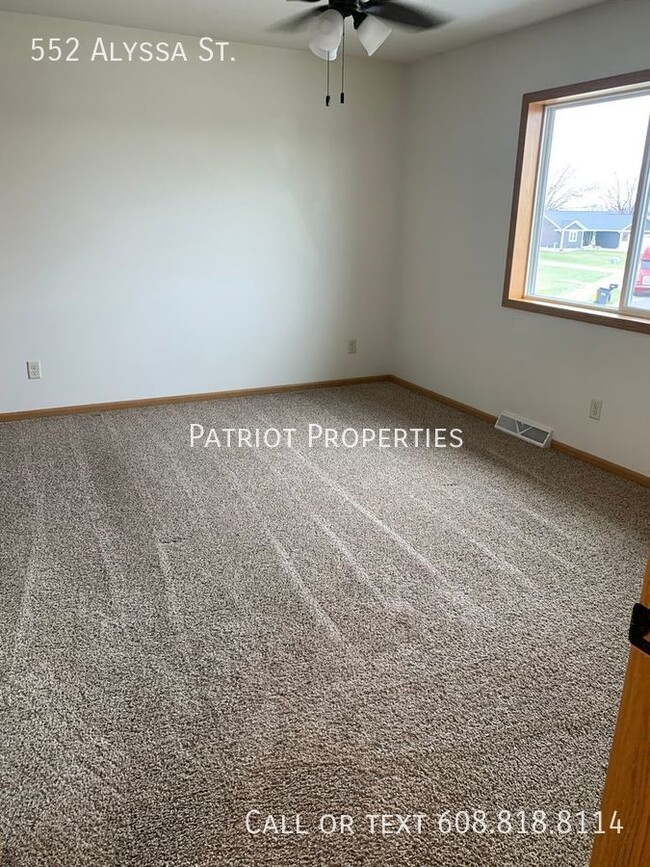 Building Photo - 4 bed/2 bath Duplex in Tomah, WI