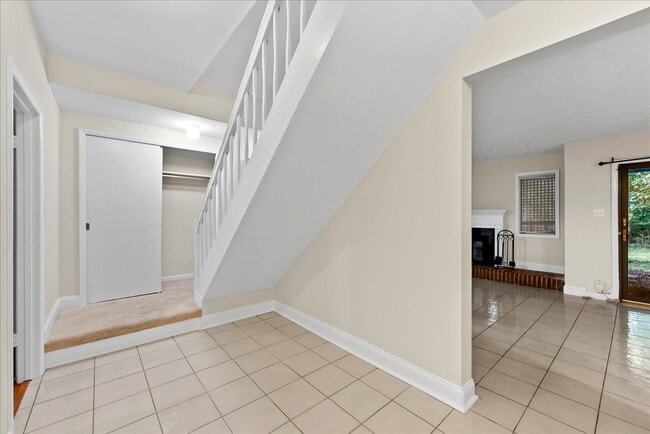 Building Photo - "Luxurious Reston Retreat: Spacious 2400 S...