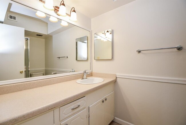 Building Photo - 2824 Briarhurst Dr