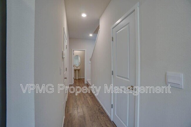 Building Photo - 2628 NE 117th Pl