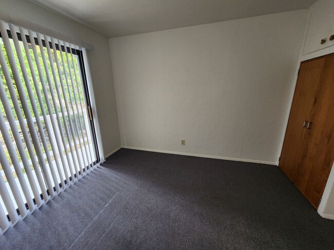 Building Photo - 221 - Steelhead Ave Duplex