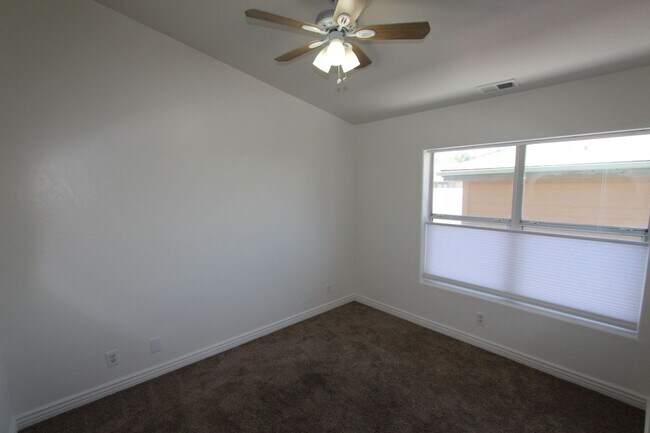 Building Photo - 1497 E Ivy Ln