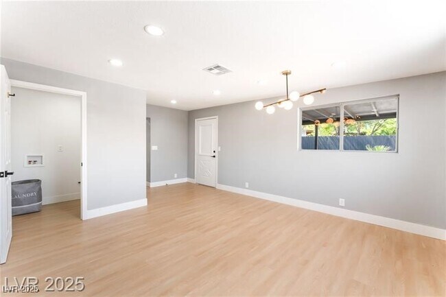 Building Photo - 915 Melrose Dr