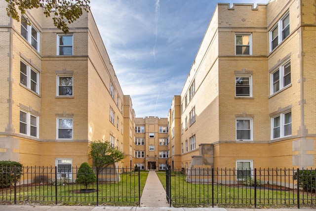 Primary Photo - 4412 N St Louis Ave
