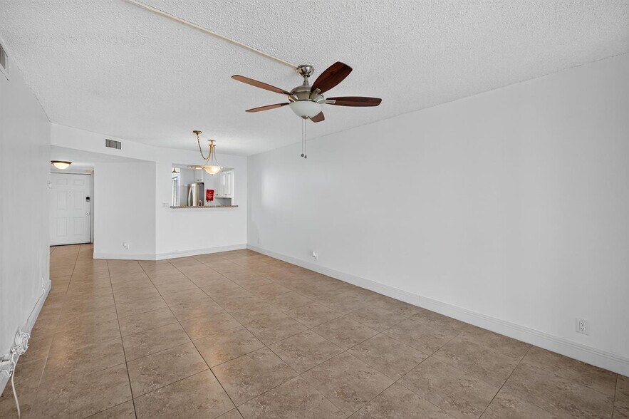 Building Photo - 115 Lake Emerald Dr