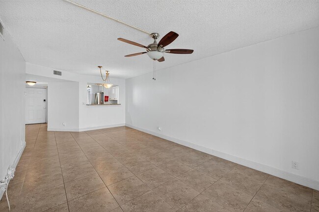 Building Photo - 115 Lake Emerald Dr