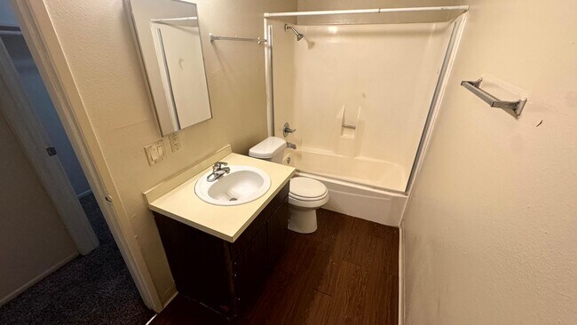 Building Photo - Studio and Bath, 600 sqft with walk in clo...